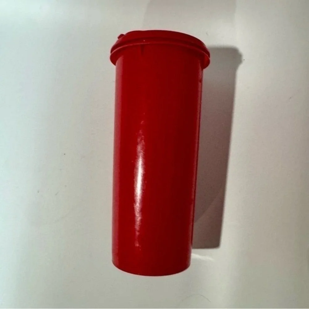 Rubbermaid Storage Container Lid pouring 9.5